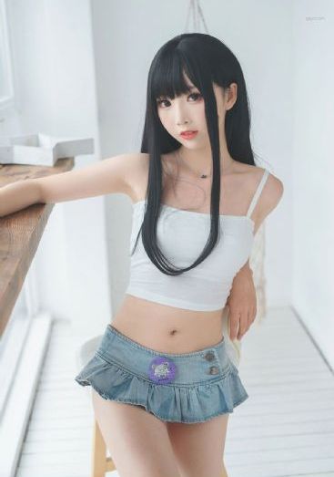 年轻的妈妈观看